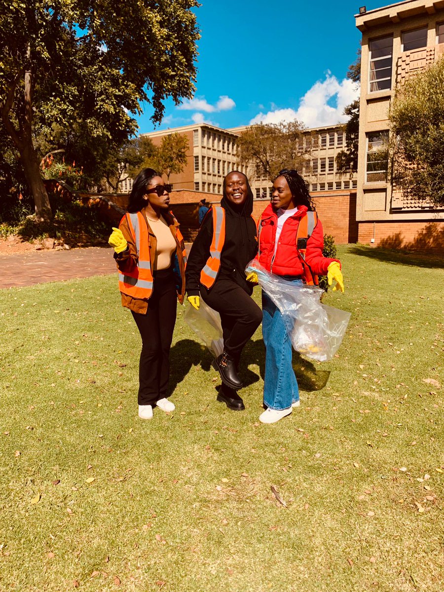 UjapbS's tweet photo. APB Campus Clean Up 🧡🤍 https://t.co/0g1Tj9xUP6