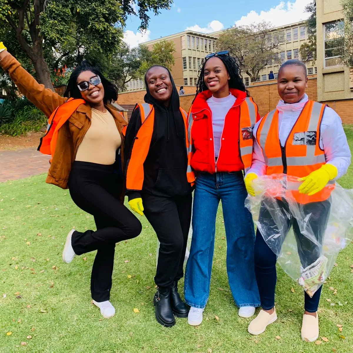 UjapbS's tweet photo. APB Campus Clean Up 🧡🤍 https://t.co/0g1Tj9xUP6