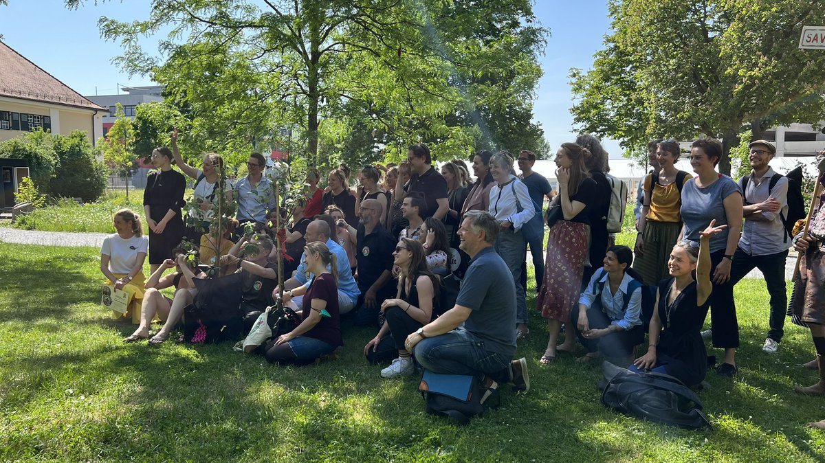 49 Theater &amp; Festivals, von Kiel bis Augsburg über zwei Routen, zwei Apfelbäume: Der Theater-Staffellauf für das Klima ist am Ziel in Augsburg angekommen. Ein starkes Zeichen für Nachhaltigkeit!
#endlichklimafestival