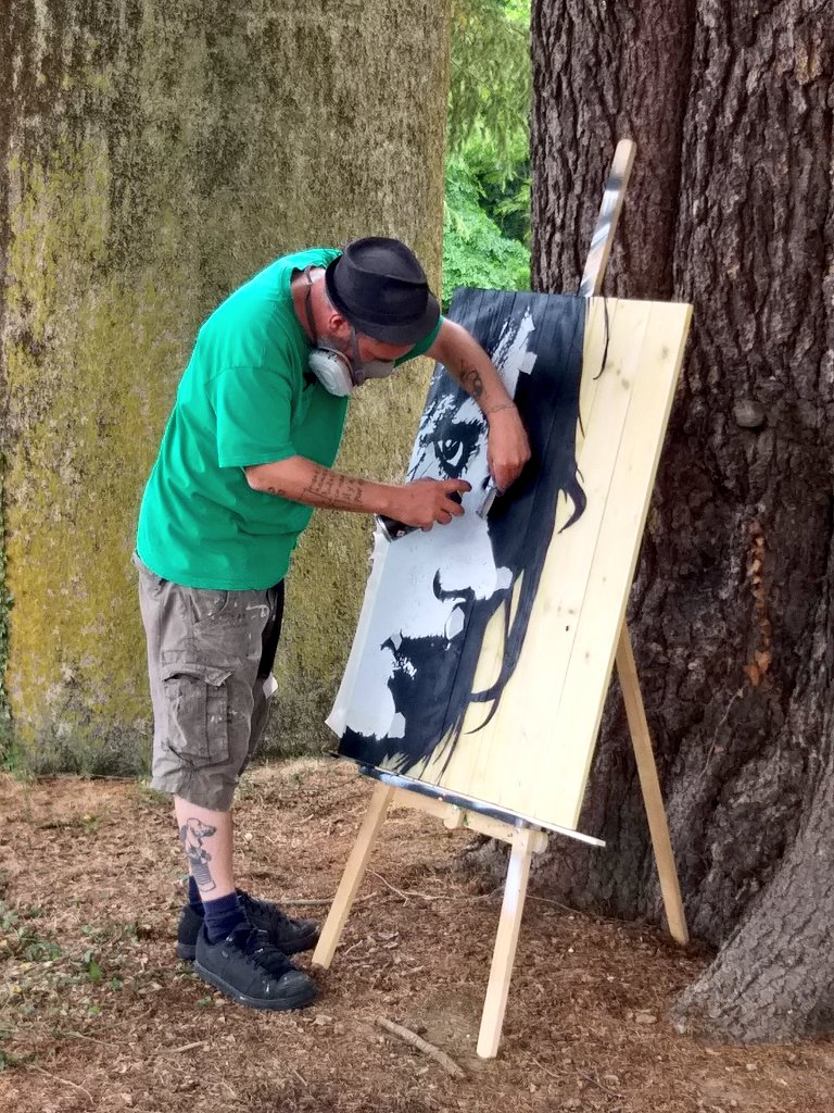 RajewskiMarina's tweet photo. Parcours de réussite artistique atypique: quelle inspiration pour les élèves de 6e du projet "des racines et des ailes" à @EmileMale merci @TedNomad et Julie! 🙏💯 #valeriebalichard @DSDEN_03 @acclermont @BenmiloudKarim @sophiepautet @claude_riboulet @SylvBourdier #streetartcity https://t.co/QBZ1DJCmMN