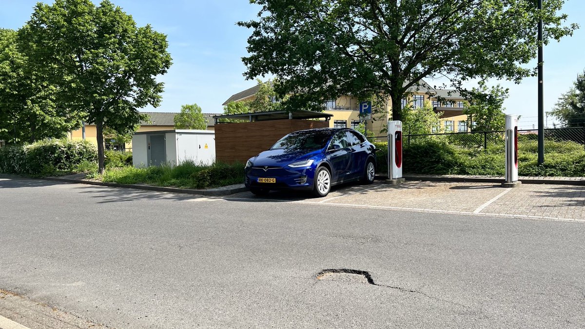 TeslaOwnersNL's tweet photo. TOCNL (Wouter en Paul) zijn weer onderweg naar Polen voor #DutchDriveForUkraine . Er is wel wat file… aan het tankstation. Binnenkort het volledige verhaal… https://t.co/7fyyi6uYB5