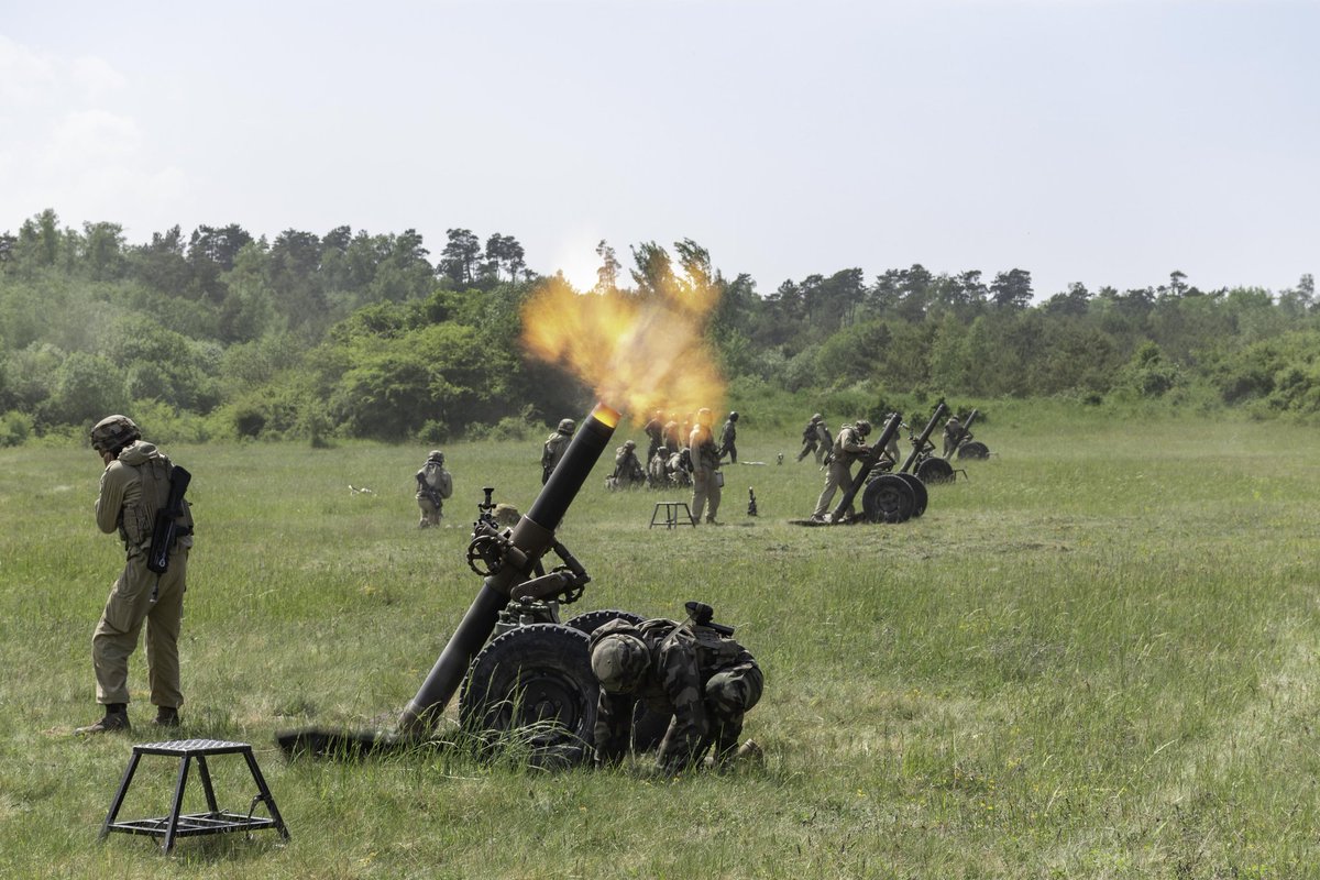 COM_ECIA's tweet photo. [CIADA] Dans le cadre du combat interarmes, les artilleurs peuvent compter sur les capacités de l'ALAT pour transporter sous élingue (sling) les mortiers de 120 mm et ainsi appuyer au plus près les unités au contact.#CapaciTerre #PrépaOPS #EspritGuerrier @armeedeterre https://t.co/R1AHdikTpS