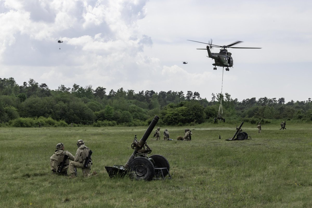 COM_ECIA's tweet photo. [CIADA] Dans le cadre du combat interarmes, les artilleurs peuvent compter sur les capacités de l'ALAT pour transporter sous élingue (sling) les mortiers de 120 mm et ainsi appuyer au plus près les unités au contact.#CapaciTerre #PrépaOPS #EspritGuerrier @armeedeterre https://t.co/R1AHdikTpS