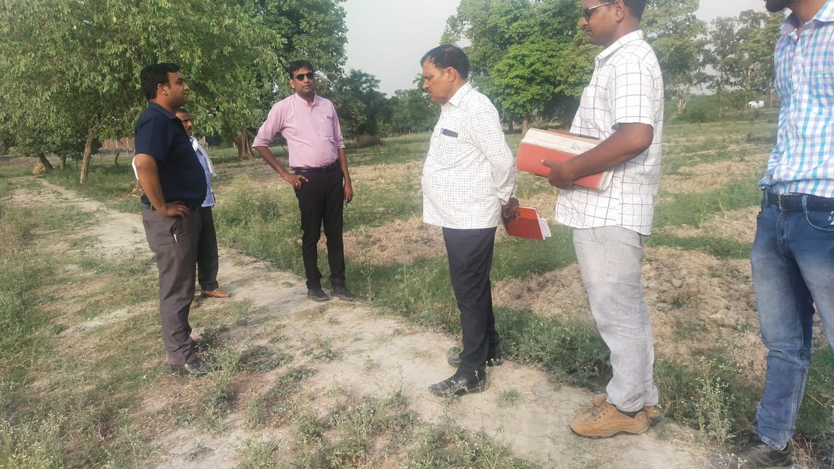 AdmAyodhya's tweet photo. Nagar panchayat kumarganj mein public park ke liye land inspection kiya gaya https://t.co/xOKTtLQrWQ