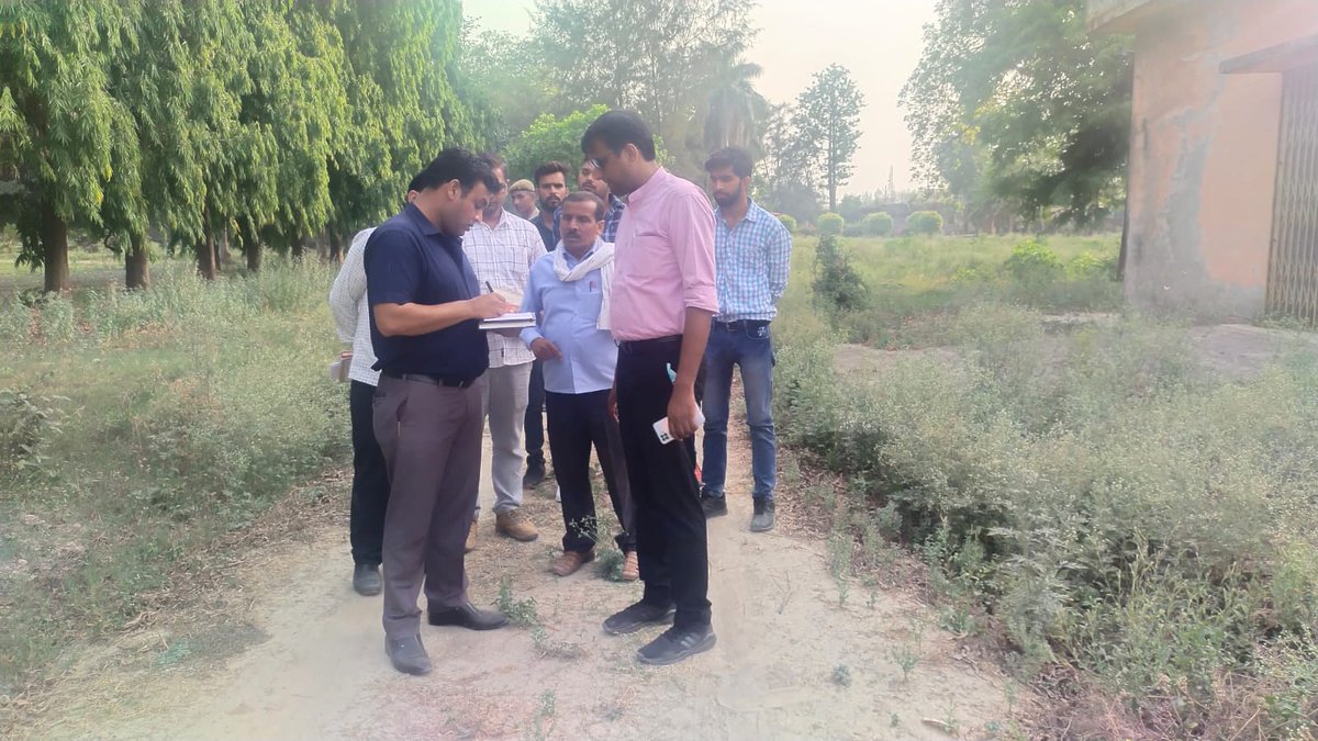 AdmAyodhya's tweet photo. Nagar panchayat kumarganj mein public park ke liye land inspection kiya gaya https://t.co/xOKTtLQrWQ