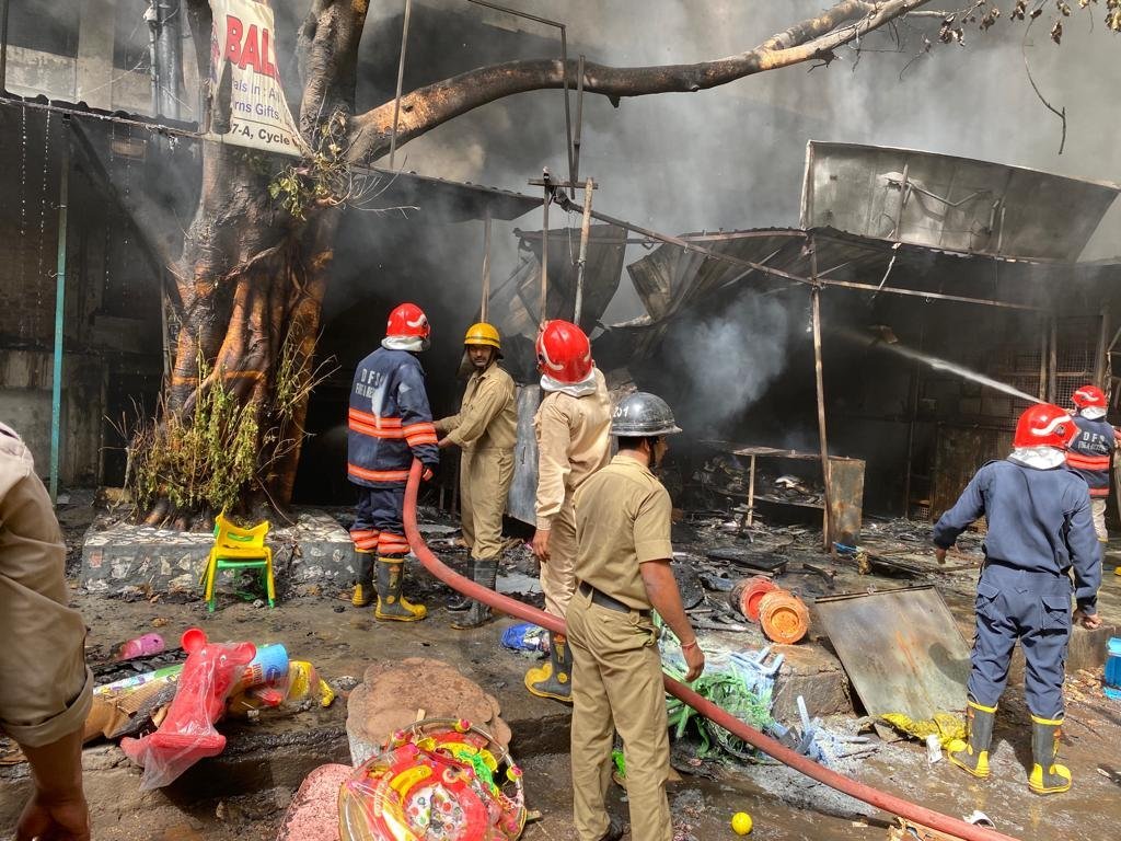 thenewsfifteen's tweet photo. दिल्ली: झंडेवालान साइकिल मार्केट में आज दोपहर एक दुकान के गोदाम में भीषण आग लग गई। आग बुझाने मौके पर पहुंची दमकल की 27 गाड़ियां। The News15
#delhi #delhinews #delhifire #DelhiFire #jhandewalan #cyclemarket #latestnews https://t.co/Haol8DJRZT