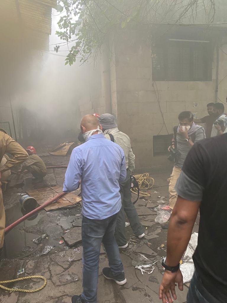 thenewsfifteen's tweet photo. दिल्ली: झंडेवालान साइकिल मार्केट में आज दोपहर एक दुकान के गोदाम में भीषण आग लग गई। आग बुझाने मौके पर पहुंची दमकल की 27 गाड़ियां। The News15
#delhi #delhinews #delhifire #DelhiFire #jhandewalan #cyclemarket #latestnews https://t.co/Haol8DJRZT