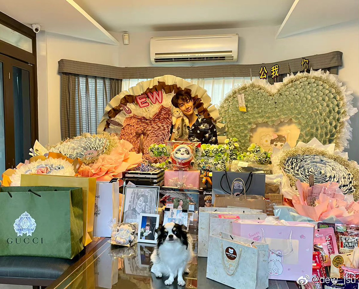 dew_fairyland's tweet photo. Happy 520 🤎
Hope you like our gifts 🎁 @dew_jsu 

#520LoveMasterDew
#dew_jsu 
@Dewjsu_club #สำนักเจสุไร้พ่าย 
#jsukungfuAcademy https://t.co/4HHYRGhEAX