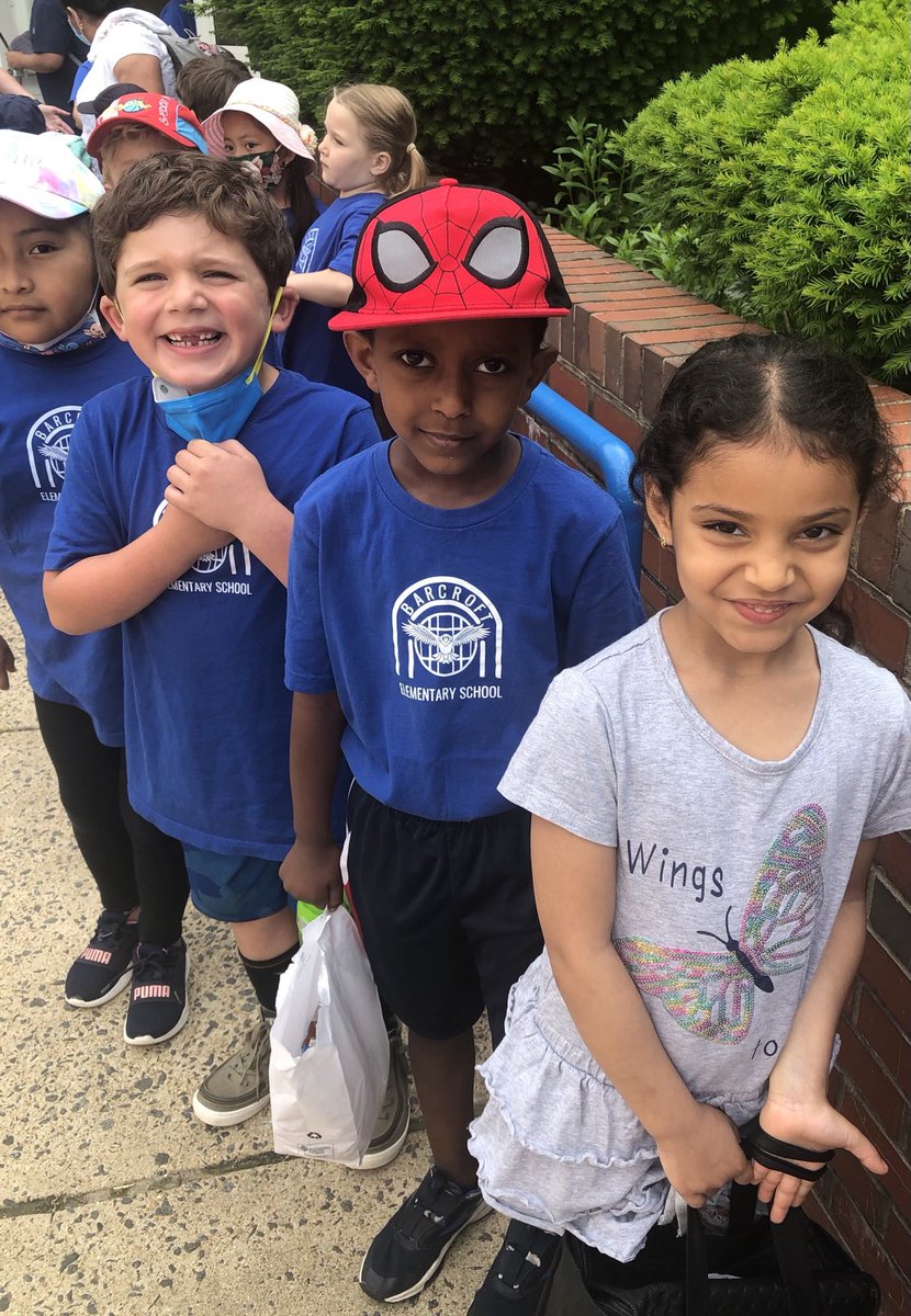 The ⁦<a target='_blank' href='http://twitter.com/BarcroftEagles'>@BarcroftEagles</a>⁩ Kinders are on the their 1st field trip to the zoo. Students are so excited to observe animals in their zoo habitats! ⁦Parents are excited too. <a target='_blank' href='http://twitter.com/APSVirginia'>@APSVirginia</a>⁩ ⁦<a target='_blank' href='http://twitter.com/SusanSpranger'>@SusanSpranger</a>⁩ ⁦<a target='_blank' href='http://twitter.com/GabyRivasAPS'>@GabyRivasAPS</a>⁩ ⁦<a target='_blank' href='http://twitter.com/BiBaChat'>@BiBaChat</a>⁩ ⁦<a target='_blank' href='http://twitter.com/teachnpe'>@teachnpe</a>⁩ <a target='_blank' href='https://t.co/Ix1dl0r9aN'>https://t.co/Ix1dl0r9aN</a>