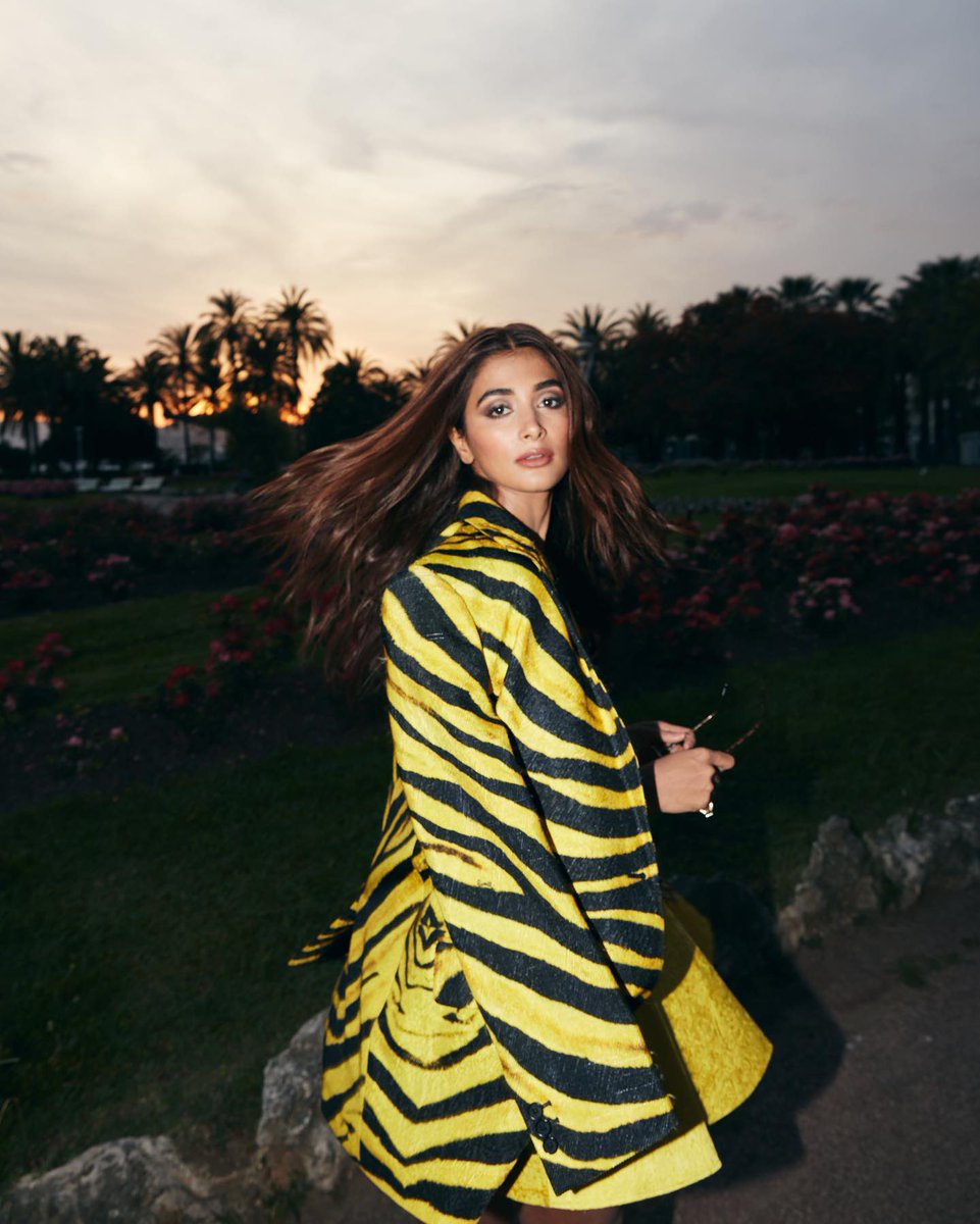 hegdepooja's tweet photo. Sunsets in Cannes 💥 #letsgetthispartystarted https://t.co/W9n9x8OSSO