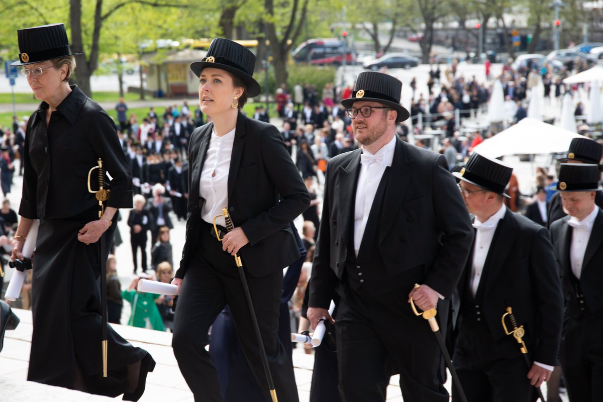 The newly conferred doctors, the academic staff, and guests walk in stately procession down Aningaiskatu to the Turku Cathedral. The celebration continues with an ecumenical service, and will conclude this evening with a banquet in Logomo! #åapromotion22