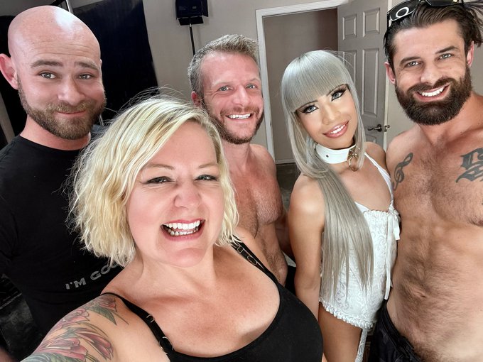 3 pic. Awesome Photoshoot with awesome peeps! @THEALPHAWOLFE1 @PearlsOfTheMoon @BrianBondsXXX #BrotherZach