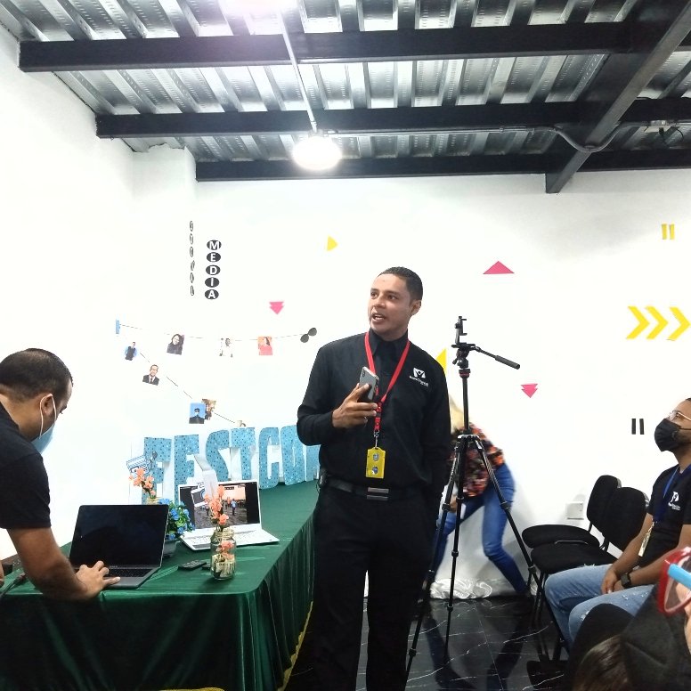 UVOriental's tweet photo. Pastor Lenny Hernández, director de comunicación UVO, felicitó a MIVENOR porque "Cada detalle de este evento demuestra que hay organización".

"El departamento de comunicación existe, para apoyar a los demás departamentos de la iglesia", opinó.  #UVOenAccion #Pasionmvnor https://t.co/JVaITnJvGu