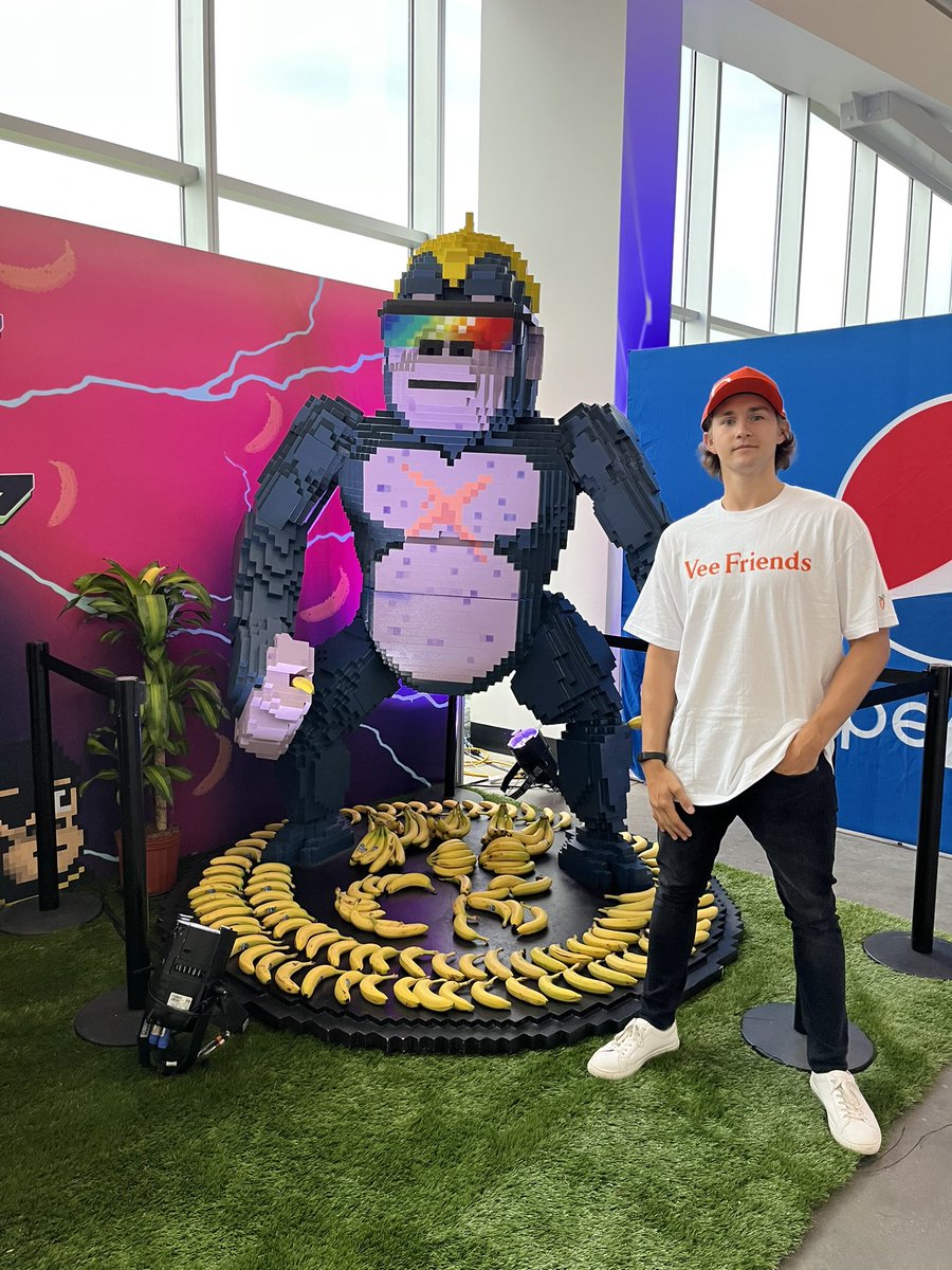 Cryptododo101's tweet photo. Hanging with 810 @cyberkongz #ckveecon https://t.co/Tw5EaBW7W1