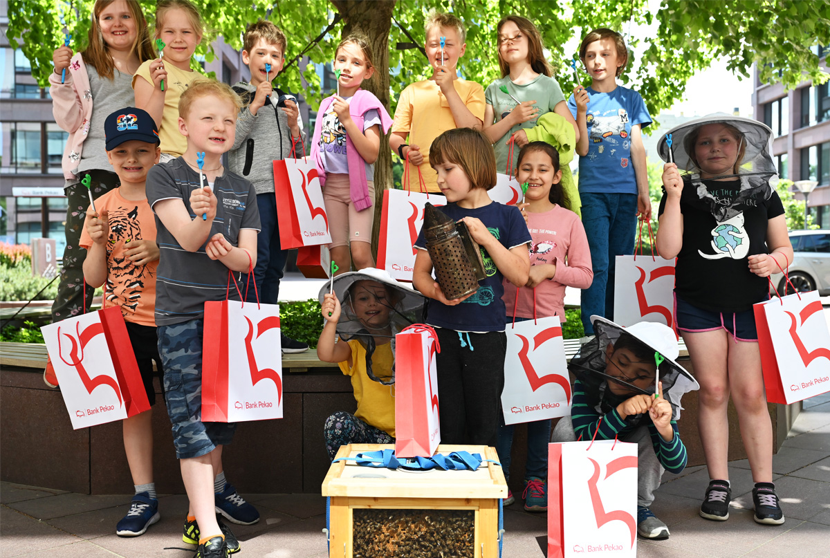 BankPekaoSA's tweet photo. O pszczołach na dachu, w baobabie i nie tylko… świętowaliśmy #ŚwiatowyDzieńPszczół🐝! Dzisiaj dziedziniec przy centrali #Pekao zamieniliśmy w pszczele stoisko, gdzie z Fundacją #Apiterra uczyliśmy dzieci o zwyczajach naszych skrzydlatych sąsiadów🍯. #BankMiodemPłynący https://t.co/OwO9ObDuup