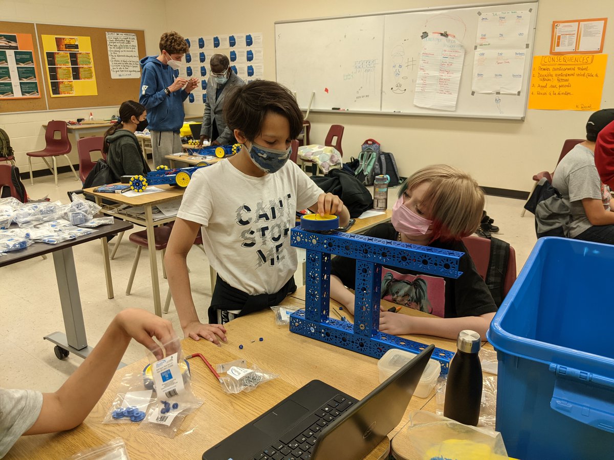 orr_daniel's tweet photo. Dragons captivés par la robotique @FTCTeams! #TOOU #STIAM https://t.co/ys2THoeDtS