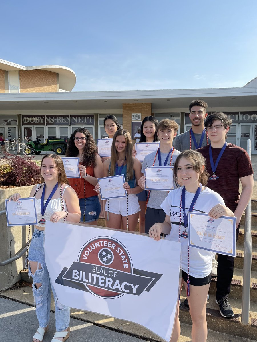 Congrats to the 2022 Dobyns Bennett Vol State Seal of Billiteracy recipients, having proven their proficiency in English and another language (Spanish, French, German, or Chinese). We were able to get most of them together for a photo!@VolStateSeal <a href="/KCS_DBHS/">Dobyns-Bennett HS</a>