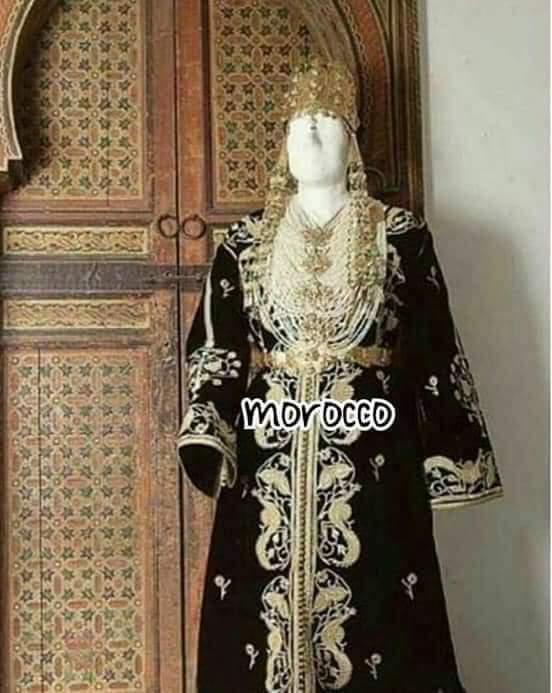 wafae_benazzouz's tweet photo. #قفطان_النطع_الفاسي أو قفطان الطاووس بين الماضي والحاضر.. هو قفطان من الموبرة المطرزة بالخيوط الذهبية خاص بمدينة #فاس التي عرفت منذ العصور الوسطى بعمل الخيوط الذهبية التي تسمى بالصقلي  #فاس #تراثنا_المغربي_اصلي_عالمي_جميل https://t.co/ATOd9JQlal