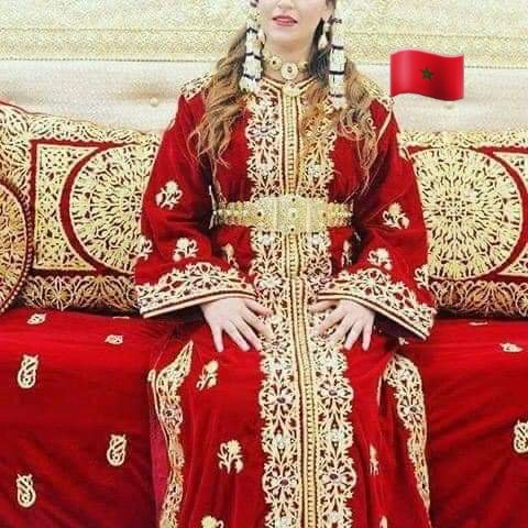 wafae_benazzouz's tweet photo. #قفطان_النطع_الفاسي أو قفطان الطاووس بين الماضي والحاضر.. هو قفطان من الموبرة المطرزة بالخيوط الذهبية خاص بمدينة #فاس التي عرفت منذ العصور الوسطى بعمل الخيوط الذهبية التي تسمى بالصقلي  #فاس #تراثنا_المغربي_اصلي_عالمي_جميل https://t.co/ATOd9JQlal
