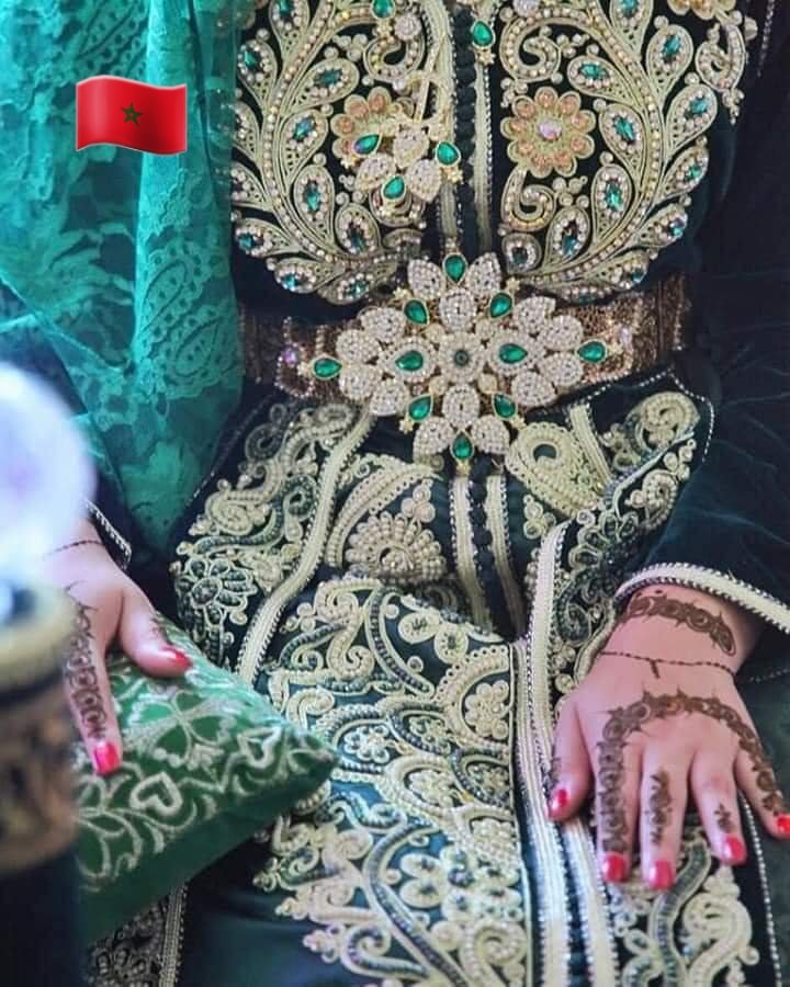 wafae_benazzouz's tweet photo. #قفطان_النطع_الفاسي أو قفطان الطاووس بين الماضي والحاضر.. هو قفطان من الموبرة المطرزة بالخيوط الذهبية خاص بمدينة #فاس التي عرفت منذ العصور الوسطى بعمل الخيوط الذهبية التي تسمى بالصقلي  #فاس #تراثنا_المغربي_اصلي_عالمي_جميل https://t.co/ATOd9JQlal