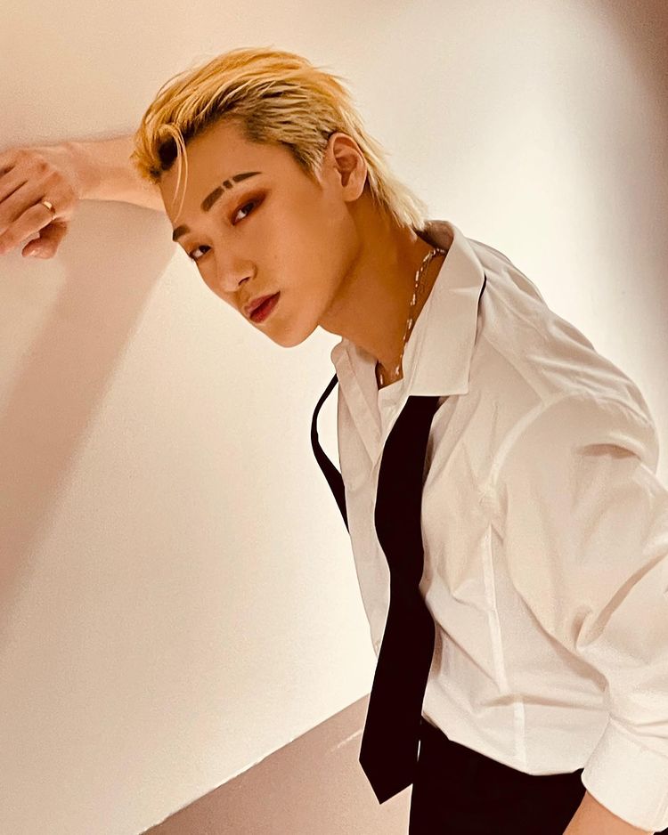 CHOlZSAN's tweet photo. Who says there's only 7 days in a week? Here, I present you the bless day; San's Day! I see where your gaze is drawn; doesn't this golden hair look great on me? And the sloppy tie was done on purpose to catch our ATINY's attention. https://t.co/J26bbv3ved