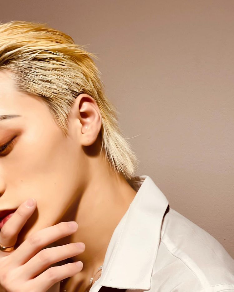 CHOlZSAN's tweet photo. Who says there's only 7 days in a week? Here, I present you the bless day; San's Day! I see where your gaze is drawn; doesn't this golden hair look great on me? And the sloppy tie was done on purpose to catch our ATINY's attention. https://t.co/J26bbv3ved
