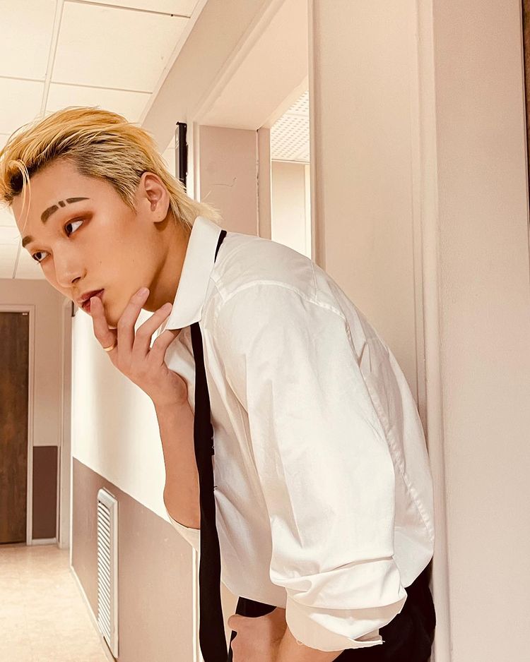 CHOlZSAN's tweet photo. Who says there's only 7 days in a week? Here, I present you the bless day; San's Day! I see where your gaze is drawn; doesn't this golden hair look great on me? And the sloppy tie was done on purpose to catch our ATINY's attention. https://t.co/J26bbv3ved