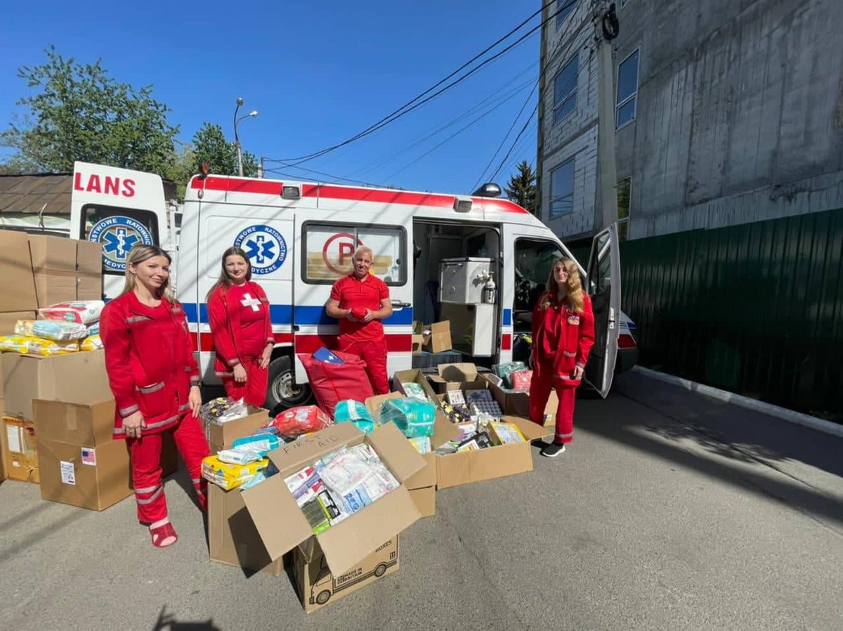 lodzkiePL's tweet photo. 🇺🇦 🇺🇦 🇺🇦 Pierwsza z 3️⃣karetek przekazanych przez Urząd Marszałkowski WŁ i #WSRM obwodom partnerskim #ŁÓdzkie w Ukrainie dojechała do Winnicy
🚑🚑Kolejne dwie karetki  ➡️ dla obwodów czerniowieckiego oraz wołyńskiego, wyruszą w przyszłym tygodniu. 
#ŁódzkiewspieraUkrainę https://t.co/20Z0VCWl66