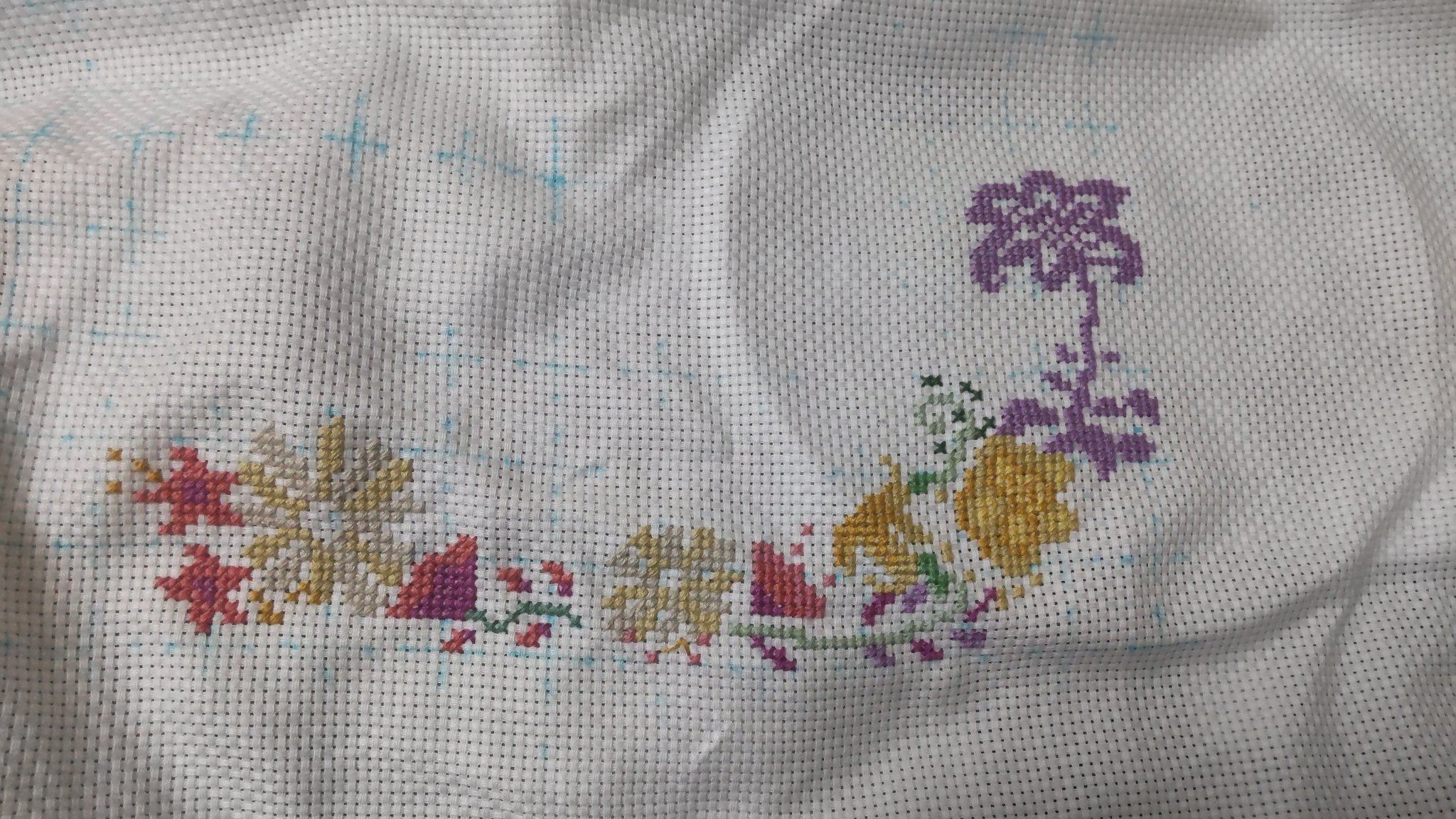 ひーちゃん 黄色いお花と紫のお花が 刺せました 次からは飾り模様 月曜日までお預けです クロスステッチ ラプンツェル ウェルカムボード T Co 8vyzv2wys8 Twitter