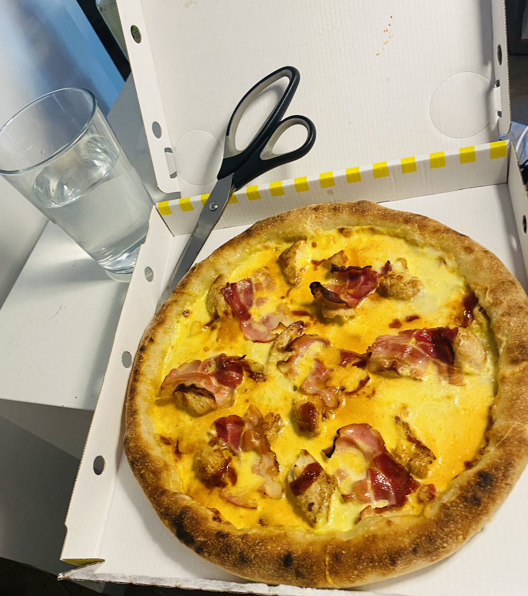 _Benjoi_'s tweet photo. Umzugsvorbereitung ist voll in Gange. Erstmal Pizza. Wer schneidet seine Stücken auch mit Schere ? #teamschere https://t.co/m4W7M86ajK