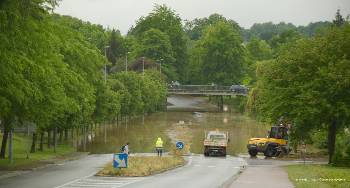 chateau_gontier's tweet photo. Vous avez eu des dégâts à la suite des #orages survenus sur #ChateauGontier sur #Mayenne ce matin :
✅1- Alerter votre assurance
✅2- Signalez-vous en mairie
La Ville va déposer une reconnaissance de l'état de catastrophe de catastrophe naturelle. 
#intempéries #inondations https://t.co/AwpFLVzZBI