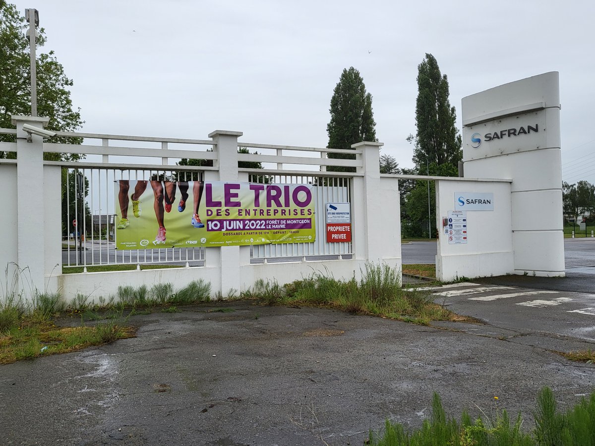 #TrioDesEntreprises 

👟 J- 22 ! 

💪 Après quelques efforts, la bâche annonçant le Trio des Entreprises a été mise en place ! 

🤝 SYNERZIP-LH remercie vivement l'entreprise Safran située à Gonfreville l'Orcher pour son soutien !

INSCRIPTION : 
↳helloasso.com/associations/s…