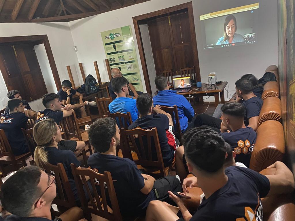 Ayer el alumnado en La Palma asistió a dos ponencias: Montserrat Román Casamartina, Jefa de Servicio de Atención a Emergencias del GOBCAN y Nemesio Pérez, Coordinador Científico de INVOLCAN