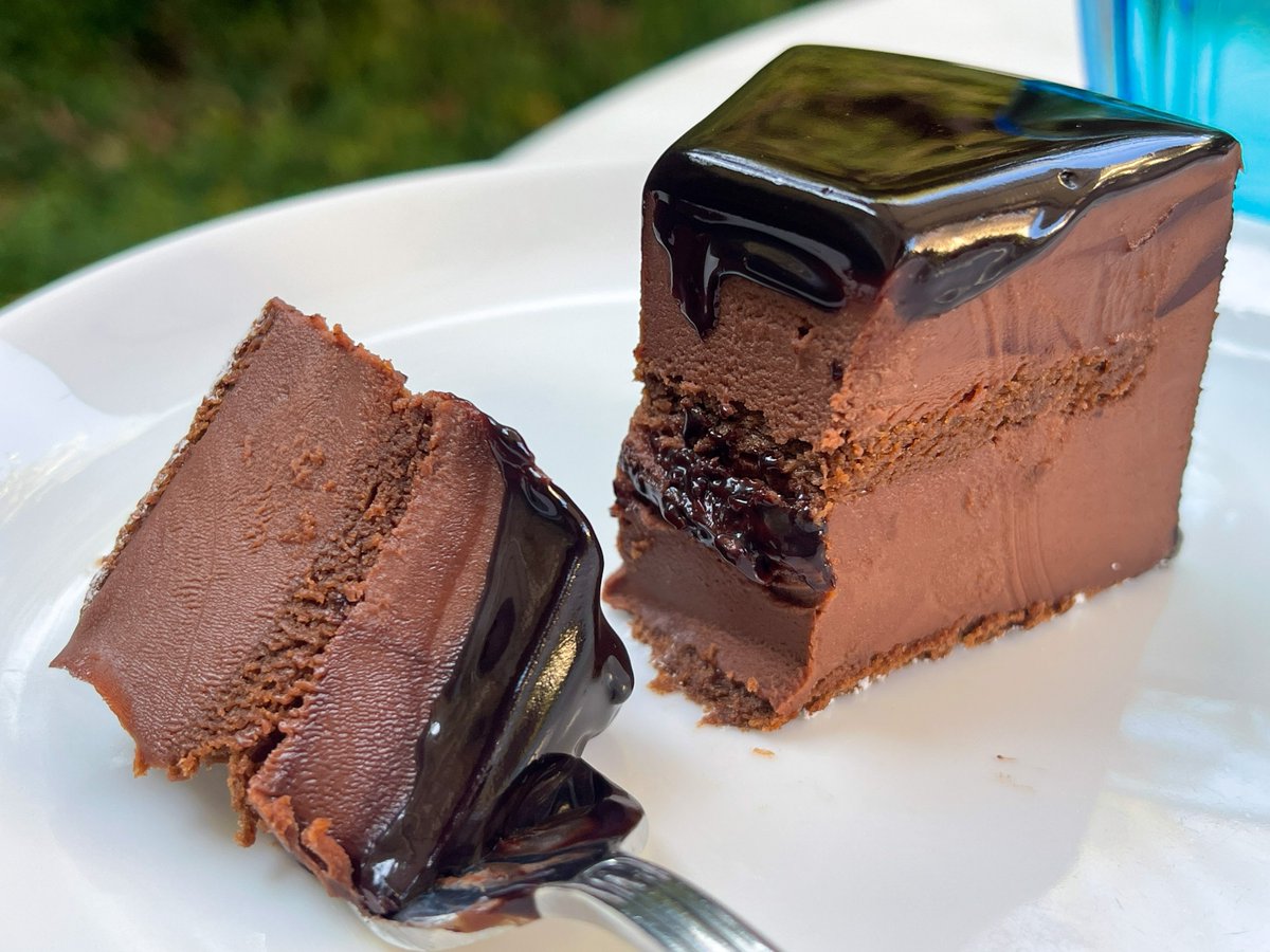 【カフェ ミクニズ】
@東京：四ツ谷駅から徒歩7分

数量限定で超濃厚ガトーショコラを食べられるカフェ。
ツヤ感に目を奪われる美しいケーキで、フランス産ヴァローナ社のチョコを使った贅沢スイーツ。なめらかな食感が心地良く上品な甘味が最高！
古民家カフェでテラス席もあります🍫