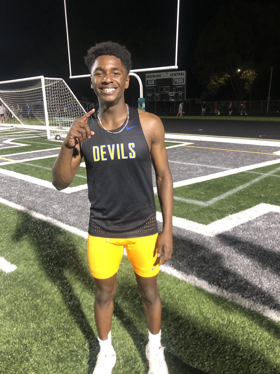 What a night for this guy‼️ Won the 800 in a school record breaking time of 1:54.37 🎟 punched 3A IL #3. Came back in the 4x4 with a crowd shocking 49.3 split to put his team in 🥇IL#11 This dude is special⚡️⚡️⚡️#BATON 👏👏👏@MileSplitIL <a href="/ILXCTF/">Illinois HS XC/TF</a>