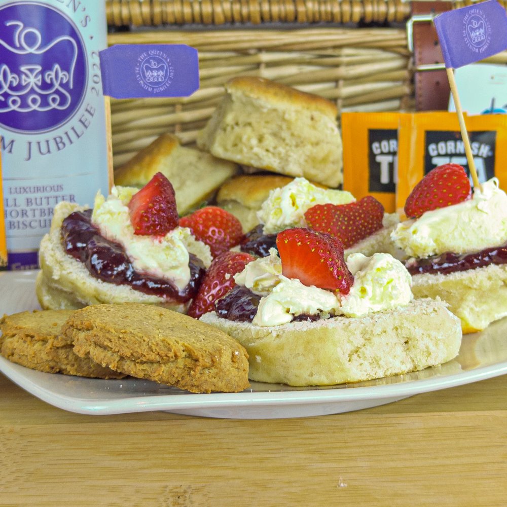 🇬🇧 WIN A PLATINUM JUBILEE HAMPER! 🇬🇧

We're delighted to announce a limited-edition giveaway, including everything you'll need to celebrate the bank holiday weekend!

TO ENTER 👇

👑 Follow <a href="/CornishHamperST/">Cornish Hamper Store</a> 
👑 Like &amp;RT

Good Luck to you all ! 🤞

#MyCornishMagic  #Jubilee