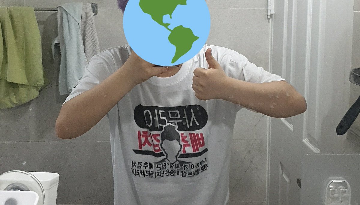 0onthehook's tweet photo. 드디어 왔습니다.. 저의 어이없는 실수연발에도 욕 한 번 내뱉지 않으신 철희님께 감사와 사죄의 말씀전합니다.
옷 디자인 이쁘다고 엄마께 칭찬도 들었습니다.
근데 박스티 느낌을 내려니 제 몸뚱아리 감당을 간과해서 철희님처럼 엑스라지 시킬걸 그랬네요. (다음에 또 여신다면 재구매 하겠다는 뜻) https://t.co/c4ubliNDdF