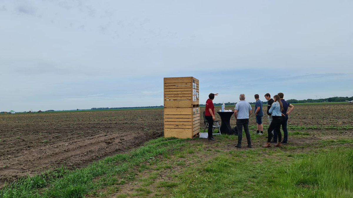 Bodem_APK's tweet photo. 👩‍🌾I Vandaag zijn we namens het project Bodem APK aanwezig op de innovatiemiddag van deelnemer Hendrik Luth. Sigrid Arends @DelphyNoordoost licht vanuit het project de maatregel drempels in aardappels 🥔 toe.  @zegtCLM  @WUR_Valthermond 
@DAW_NL https://t.co/YzC61b5w2B