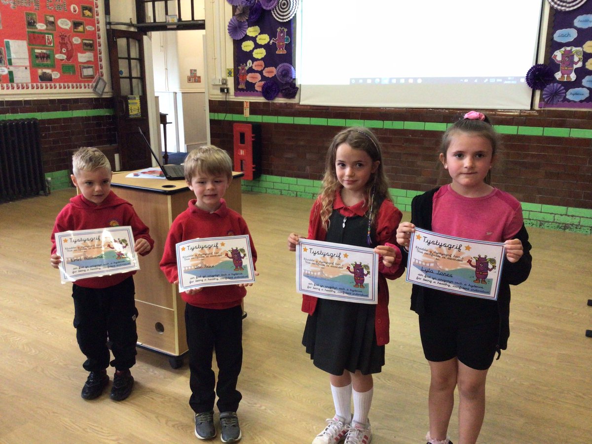ysgolparcyrhun's tweet photo. Ein unigolion iach a hyderus, llongyfarchiadau i chi gyd! ⭐️ Our heathy and confident individuals, congratulations to you all! ⭐️ https://t.co/WDMvff6RKF