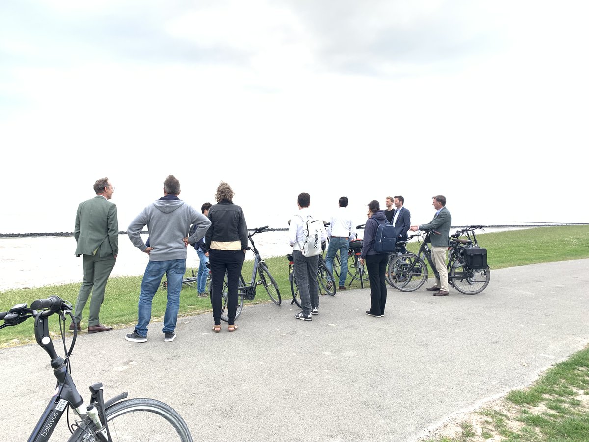 Afgelopen week bezochten <a href="/RWS_NN/">Rijkswaterstaat Noord-Nederland</a> en <a href="/MinIenW/">Ministerie van Infrastructuur en Waterstaat</a>  Ameland voor het project 'Vervolgonderzoek bereikbaarheid Ameland'. Men bezocht verschillende locaties om een beter beeld te krijgen van de keuzes die er liggen. Tegelijkertijd werd er aandacht geschonken aan de actuele uitdagingen.