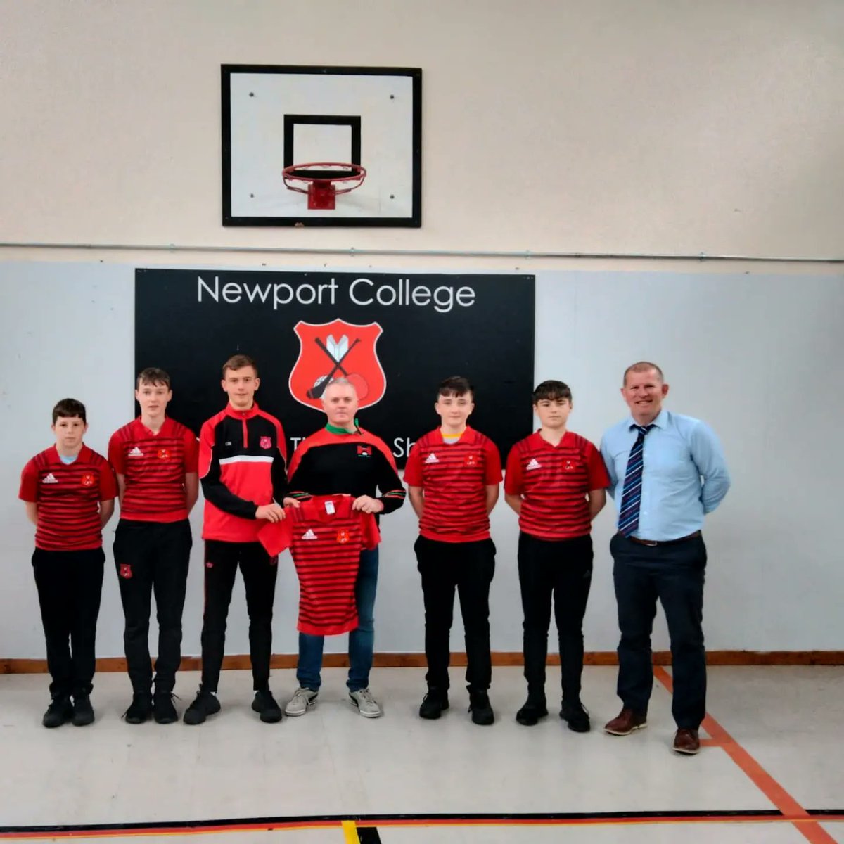 NewportCollege's tweet photo. Thanks a mill to DLS pallets who provide multiple companies in the Midwest with pallets for the sponsored set of school Rugby jerseys.Darren from DLS pallets presenting Ryan O Neill and Henry @Newport_rugby presenting our u15 boys their new set of Rugby jerseys #everychildmatters https://t.co/emlXY6fqU3