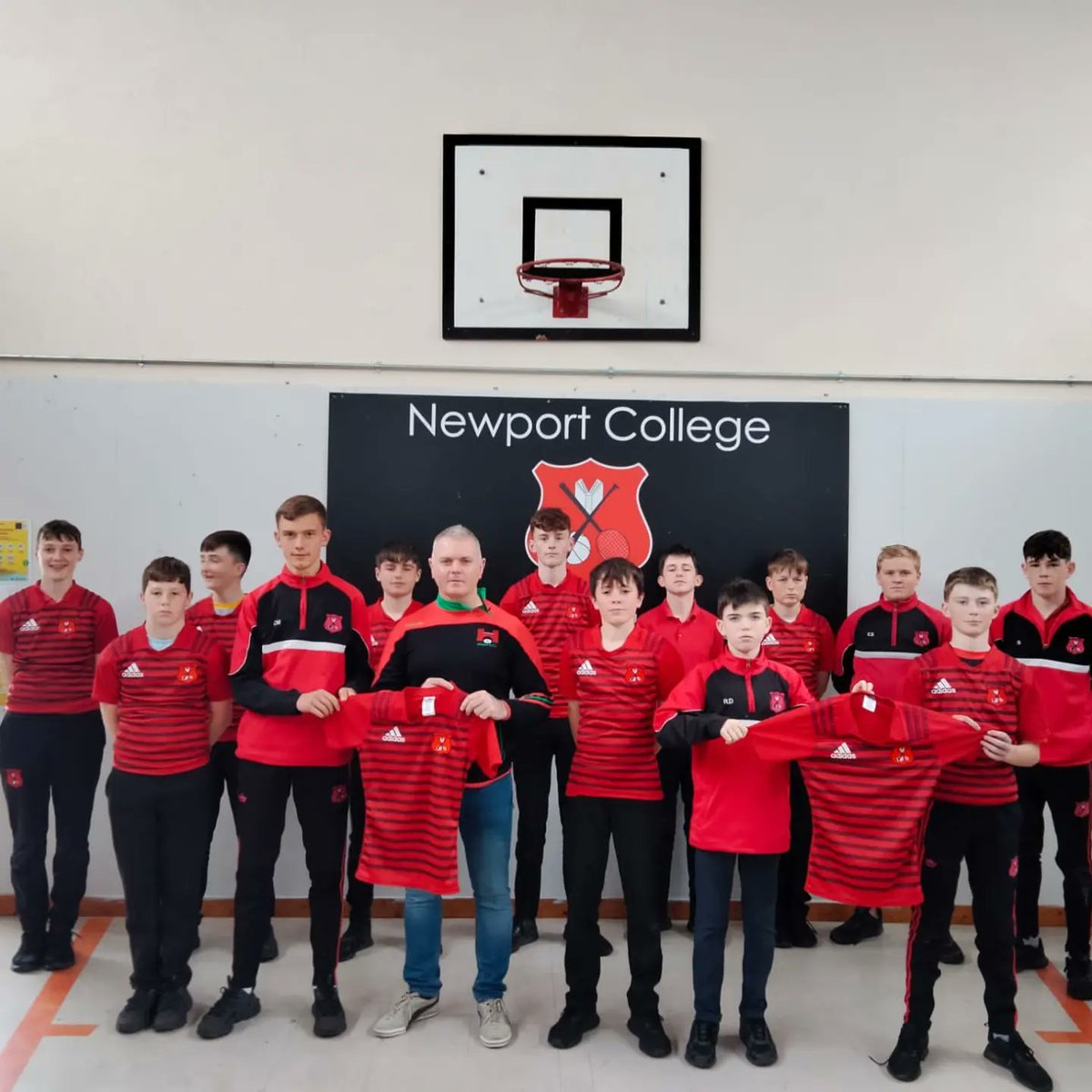 NewportCollege's tweet photo. Thanks a mill to DLS pallets who provide multiple companies in the Midwest with pallets for the sponsored set of school Rugby jerseys.Darren from DLS pallets presenting Ryan O Neill and Henry @Newport_rugby presenting our u15 boys their new set of Rugby jerseys #everychildmatters https://t.co/emlXY6fqU3