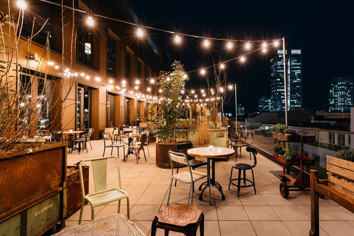 NipponFilmfest's tweet image. Unser neues Partnerhotel Ruby Louise Hotel &amp;amp; Bar liegt mitten im Herzen Frankfurts zwischen der Alten Oper und dem Goetheplatz 💓🛋🍸#rubyhotels
Eure Sonderkonditionen vom 24. - 30.5:
EZ: 75€ / N. (+ Frühstück u. WLAN)
DZ: 95€ / N. (+ Frühstück u. WLAN)
ruby-hotels.com/hotels.../fran…