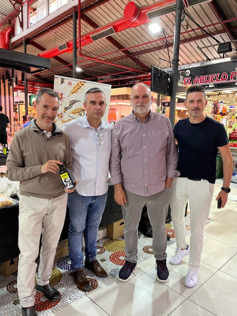 Un lujo haber conocido en persona a <a href="/chefjoseandres/">Chef José Andrés 🕊️🥘🍳</a> en el <a href="/MercadoDeLaPaz/">Mercado de  la Paz</a> , pionero de la iniciativa solidaria <a href="/WCKitchen/">World Central Kitchen</a> para llevar comida a los que más lo necesitan, y de las campañas de promoción de @Alimentacion_es para la difusión de nuestra gastronomía en el mundo 💚