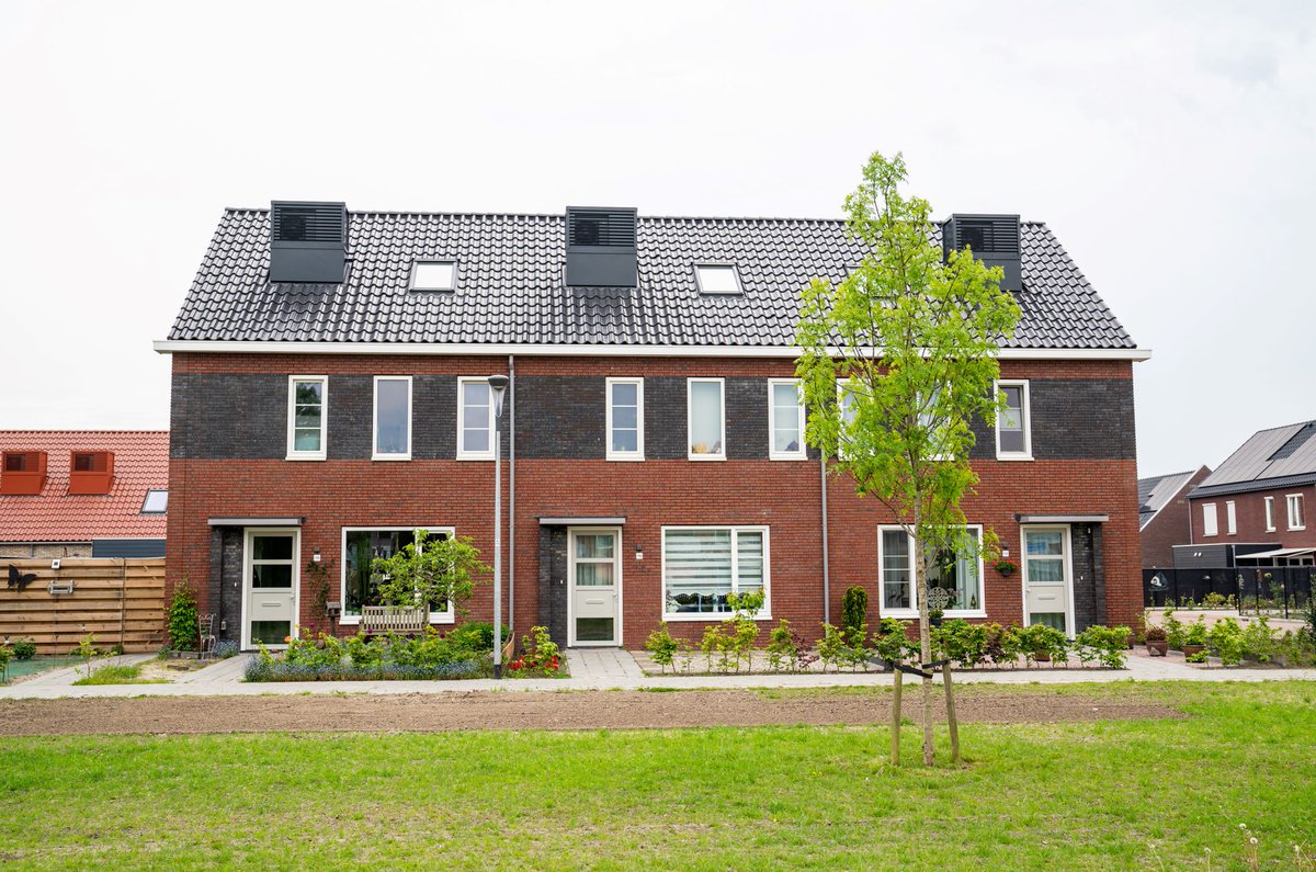 Gisteren werd met het planten van een boom in Opwierde-Zuid het project van 233 nieuwe aardbevingsbestendige woningen op een feestelijke wijze afgerond. Inmiddels bezitten alle bewoners de sleutel, de straten zijn opnieuw ingericht en de wijk kleurt groen: bit.ly/3wHqrzZ
