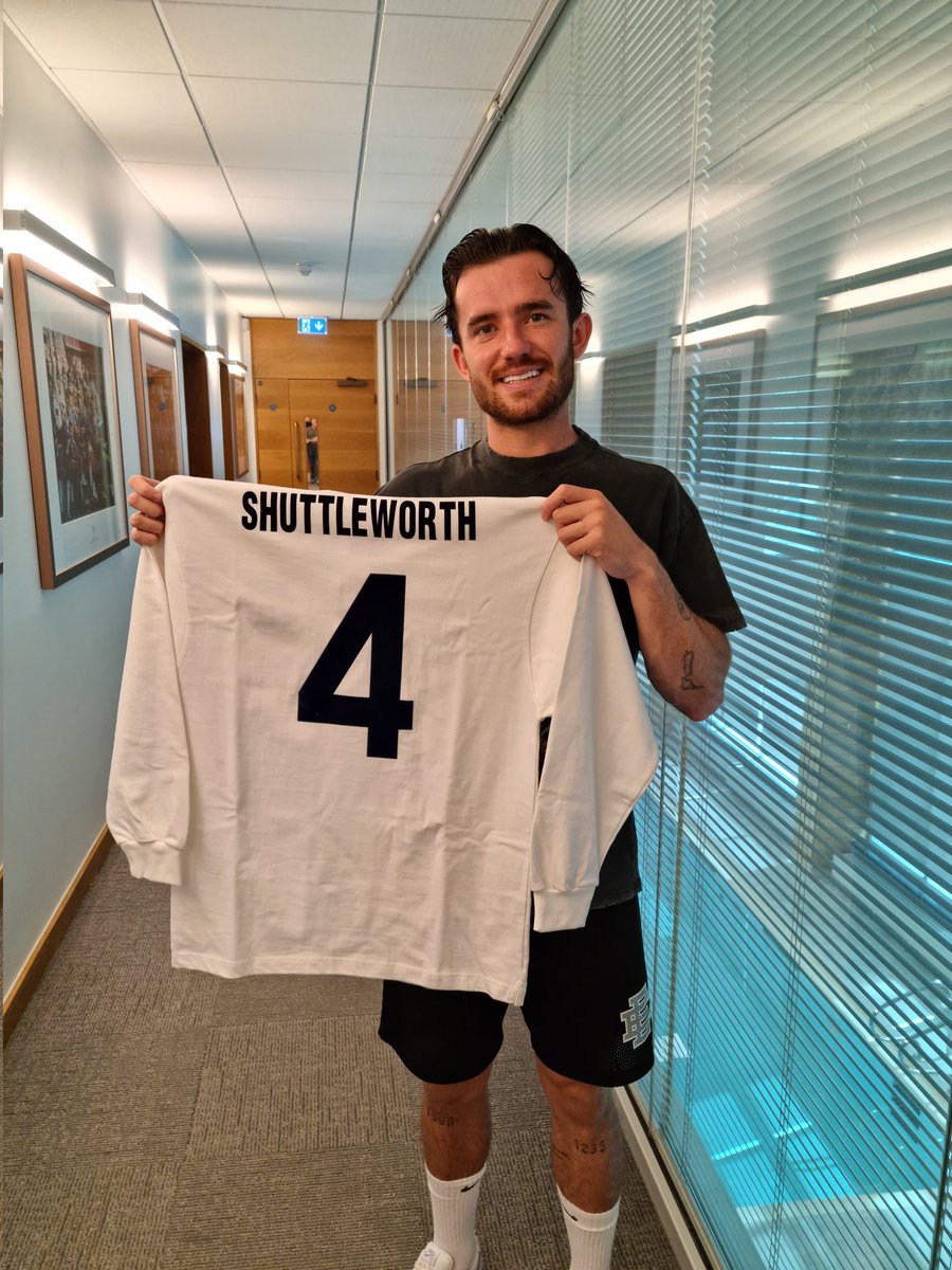 We were proud to present @BenChilwell with a Corinthian jersey this week in memory of his grandfather, Guy Shuttleworth, who represented Corinthian-Casuals in the 1956 FA Amateur Cup final at Wembley and sadly passed away last year. Sporting brilliance is clearly in the genes!