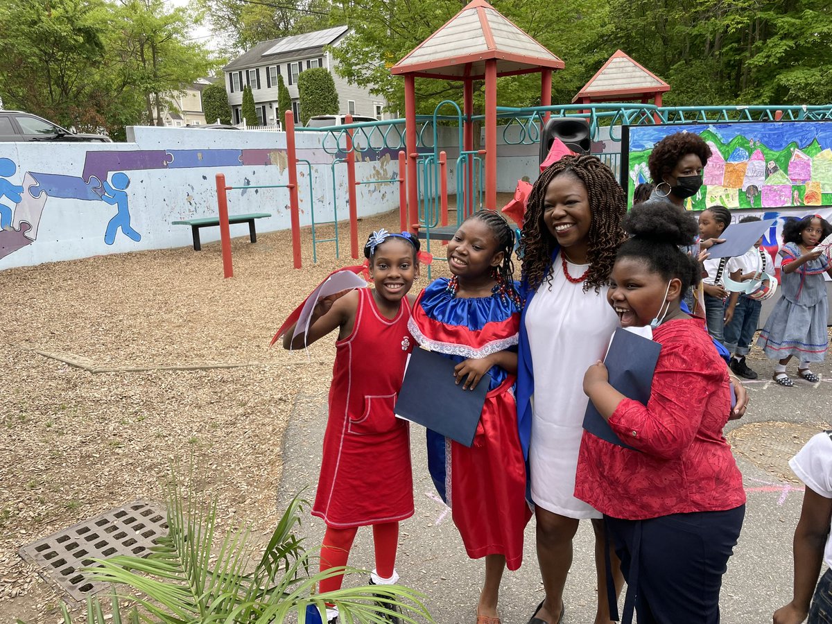 Ruthzee's tweet image. Last week the students from @MattahuntBPS’s Toussaint L’Ouverture Academy came to City Hall to celebrate #HaitianFlagDay with me. Today I went to celebrate with them.  Our kids are so dynamic &amp;amp; talented!