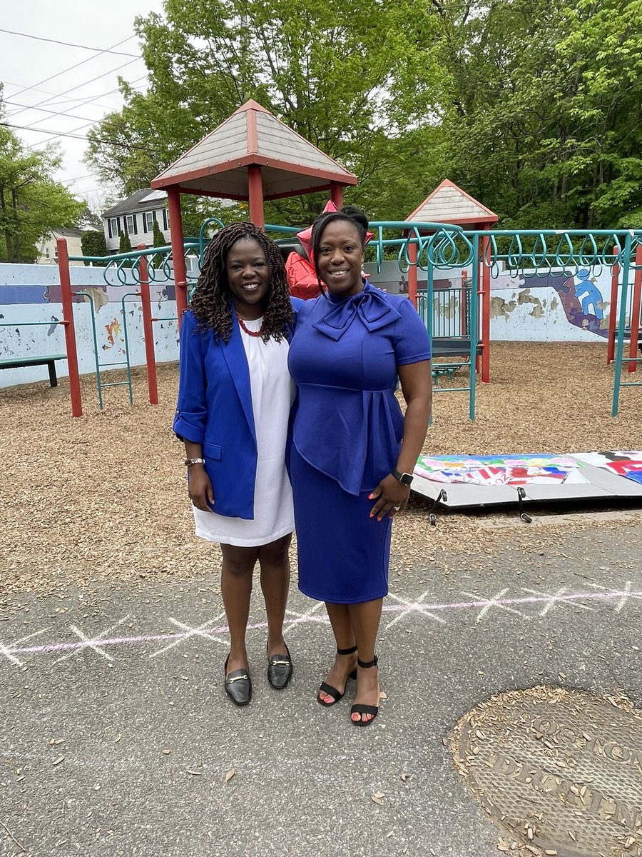 Ruthzee's tweet image. Last week the students from @MattahuntBPS’s Toussaint L’Ouverture Academy came to City Hall to celebrate #HaitianFlagDay with me. Today I went to celebrate with them.  Our kids are so dynamic &amp;amp; talented!