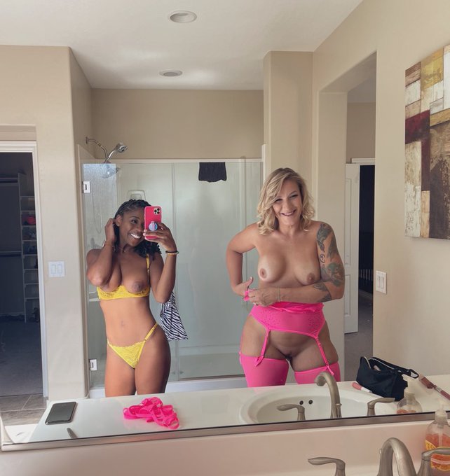 #flashbackfridayz flashing with my friends! Go follow em and show em some@love. @kendraheartxxx @AshlynPeaks<a href="/tag/flashbackfridayz"class="tags">#flashbackfridayz</a>