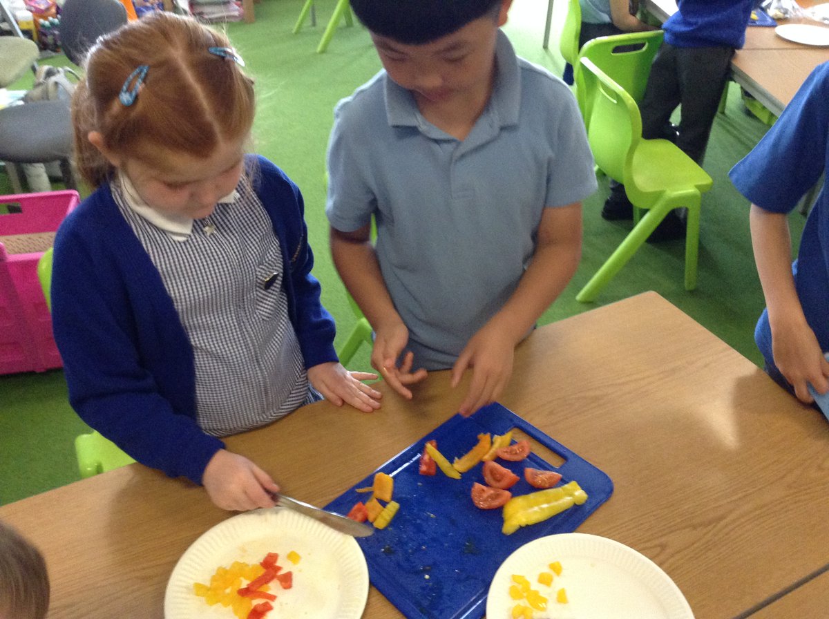In Design & Technology Class 10 have had great fun making their noodle salads this afternoon. They chopped their ingredients, mixed their dressing and even had the opportunity to taste their work. We have some budding chefs in our midst! #cvpsyear3 #cvpsdt https://t.co/z304vkw498